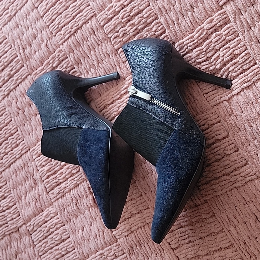 Tahari Navy suede pumps sz/5.5M